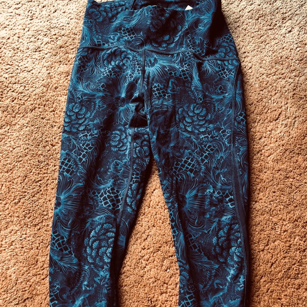 EUC lululemon crops size 6